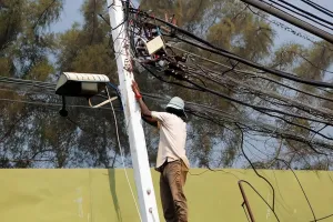 मुरादाबाद: 14 घरों में पकड़ी गई बिजली चोरी, 30 बकाएदारों का काटा कनेक्शन