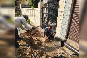 कासगंज: बिजली का पोल लगाते वक्त फटी पाइप लाइन...जलापूर्ति बाधित होने से लोग परेशान