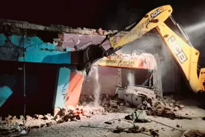 रामपुर: शाहबाद में बुलडोजर गरजा...सरकारी जमीन पर बनी आठ दुकानों को किया ध्वस्त