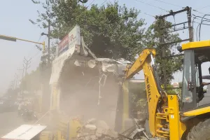 संभल: चंदौसी चौराहा चौड़ीकरण ! यातायात पुलिस बूथ और चेक पोस्ट पर चला बुलडोजर