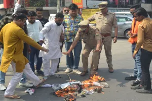 Bareilly: पशुधन मंत्री के बयान पर भड़के बजरंग दल कार्यकर्ता, फूंका पुतला