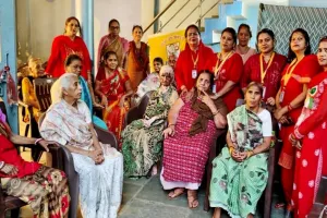 लखनऊ : महिलाओं ने वृद्धाश्रम पहुंचकर बुजुर्गों को खिलाई मिठाई, बांटी खुशियां