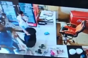 Bareilly: CCTV में दिखी दबंगई ! वॉटर पार्क और रेस्टोरेंट में खूब लूटा मजा...पैसे मांगे तो मैनेजर को पीटा 