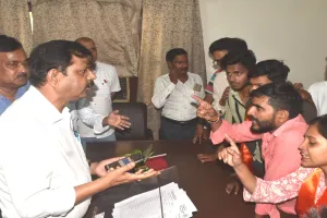 Bareilly: सपा कार्यकर्ताओं संग प्राचार्य और चीफ प्रॉक्टर के फोटो वायरल होने पर हंगामा