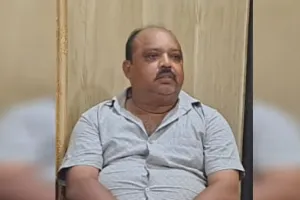 बदायूं: वेतन निकलवाने के नाम पर रिश्वत लेते डार्क रूम सहायक पकड़ा