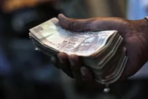 वाराणसी : बिजली विभाग का इंजीनियर और लाइनमैन रिश्वत लेते गिरफ्तार 