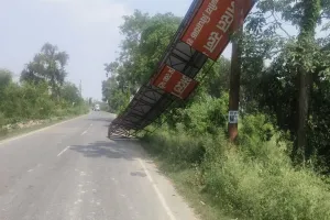 लखीमपुर खीरी: आंधी-तूफान में गिरे स्मृति बोर्ड से टकराई कार...दूल्हा-दुल्हन घायल