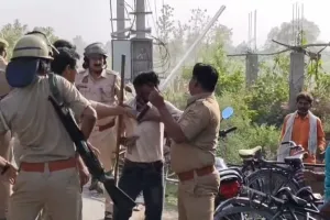 लखीमपुर खीरी: जाम खुलवाने गई पुलिस पर उपद्रवियों ने किया पथराव, सिपाही का सिर फूटा, लाठीचार्ज