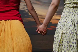 बदायूं: मर्दों की दगाबाजी ने दिखाई नई राह ! लड़कियों ने एक दूसरे की मांग भरकर खाईं साथ निभाने की कसमें