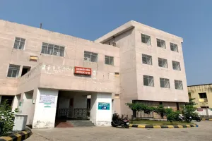 लोकबंधु अस्पताल में तीमारदारों ने की तोड़फोड़, कर्मियों से की हाथापाई, दो गिरफ्तार