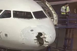 फ्लाइट पर गिरी बिजली से टूट गया अगला हिस्सा, करानी पड़ी इमरजेंसी लैंडिंग, दिल्ली से श्रीनगर जा रहा था विमान