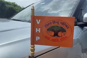 Bareilly: विहिप लिखी कार से उतरे दबंग और युवक पर कर दिया ताबड़-तोड़ हमला