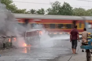 Fire in the van : रेलवे क्रॉसिंग पर वैन में लगी आग, चालक ने कूदकर बचाई जान...हादसे का वीडियो वायरल