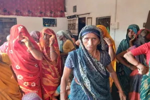 बदायूं: फंदे पर मिला महिला का शव...मायका पक्ष ने किया हंगामा