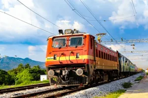 कानपुर : हाई स्कूल टॉपर ने ट्रेन के आगे कूदकर दी जान, परिवार में मचा कोहराम 