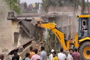 संभल: चौथे दिन भी जारी रही बुलडोजर की गरज...चंदौसी चौराहा चौड़ीकरण के लिए कई दुकाने की ध्वस्त