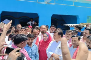 कासगंज: बवाल के बाद देउरईया पहुंचा सपा का प्रतिनिधिमंडल...सीओ व एसओ को बर्खास्त करने की मांग