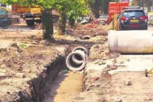 बरेली: बिना अनुमति के सड़क खोदने पर CUGL पर 17 लाख का जुर्माना, FIR की चेतावनी