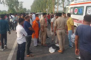 पीलीभीत: तेज रफ्तार कार ने ली दो जिंदगियां, मां और मासूम बेटा घायल