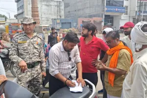 बरेली: सड़क पर कब्जा अब पड़ा महंगा, नगर निगम ने ठेले वालों से वसूले 14 हजार जुर्माना