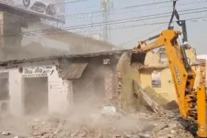 रामपुर: नगर पालिका की सख्ती, रोडवेज वर्कशॉप के पास सालों से बनी दुकानों पर चलाया बुलडोजर 