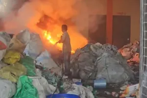 मुरादाबाद: नगर निगम के कबाड़ के गोदाम में लगी आग, दमकल कर्मियों ने पाया आग काबू