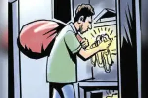 लखीमपुर खीरी: घर में घुसे चोर उठा ले गए 4 लाख की नकदी, 13 लाख के जेवर