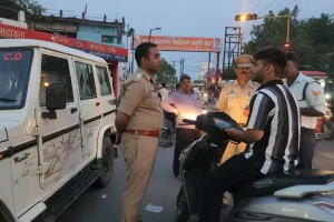 लखीमपुर खीरी: सीओ ट्रैफिक की चेकिंग से मचा हड़कंप, नियम तोड़ने वालों पर कसा शिकंजा