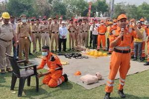 हवाई हमले के साये में मुरादाबाद में ब्लैकआउट की तैयारी, नागरिकों को दी गई सुरक्षा ट्रेनिंग