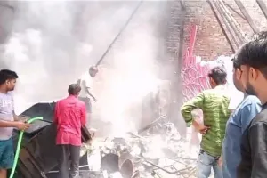 अमरोहा: वेल्डिंग की चिंगारी से गोदाम में लगी भीषण आग, 3 लाख का सामान जलकर राख