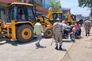 बरेली: जेसीबी से अतिक्रमण हटाने पर भड़का डायल 112 कर्मी, JE से की मारपीट