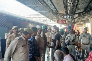 कासगंज: रेलवे स्टेशन पर सुरक्षा बढ़ी, मॉकड्रिल और चलाया चेकिंग अभियान
