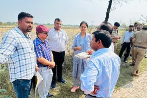 अमरोहा: डीएम ने चकबंदी में लापरवाही पर दिखाई सख्ती, अधिकारियों का वेतन रोका