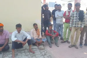 रामपुर: दो ट्रकों की भिड़ंत के बाद पलटा ट्रक, चालक की जिंदा जलकर मौत