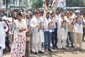 लखीमपुर: कर्नल सोफिया पर टिप्पणी से आक्रोश, कांग्रेसियों ने कलेक्ट्रेट पर किया प्रदर्शन