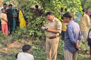 लखीमपुर: हरियाणा से लौटे युवक का घर के पास मिला शव, परिजनों ने जताई हत्या की आशंका  