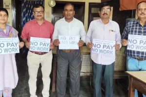 लखीमपुर: छह माह से नहीं मिला वेतन, बैंक कर्मचारियों की अनिश्चितकालीन हड़ताल शुरू