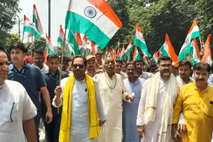 रामपुर में 1100 फीट लंबी तिरंगा यात्रा, सेना की सफलता का किया अभिनंदन