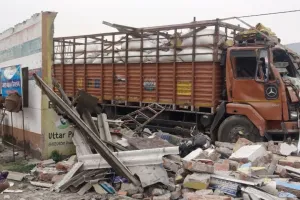 लखीमपुर: हाईवे पर बनी पुलिस पिकेट में घुसी डीसीएम, भवन ध्वस्त, कई बाइकें क्षतिग्रस्त