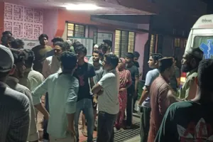 पीलीभीत: बरात में जा रहे बाइक सवार कार से टकराए, पिता पुत्री की मौत, पत्नी की हालत गंभीर 