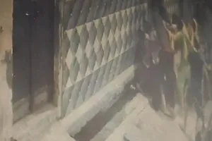 मुरादाबाद: उधारी के विवाद पर दो पक्षों में जमकर मारपीट, महिलाएं भी हुईं शामिल, वीडियो वायरल