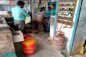 बाराबंकी : घरेलू गैस सिलेंडरों की अवैध रिफिलिंग का भंडाफोड़, दो दुकानों पर हुई कार्रवाई 