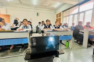 कानपुर : कभी जर्जर विद्यालयों में था स्कूल का नाम, लगी स्मार्ट कक्षा 