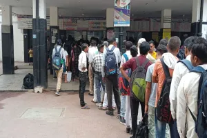 शाहजहांपुर: रेल यात्रियों का हुजूम मगर टिकट काउंटर सिर्फ एक...हंगामा हुआ तो खुली दूसरी खिड़की