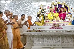 Ayodhya Ram Temple: अयोध्या में हुई 'राम दरबार' की प्राण-प्रतिष्ठा, CM योगी ने किया दर्शन-पूजन 