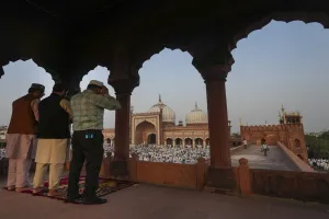 दिल्ली में अदा की गई ईद-उल-अजहा की नमाज, एक-दूसरे को गले लगाकर दी बधाई, देखें तस्वीरें