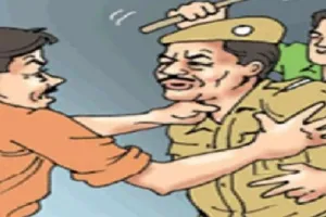 CHC में होश में आने पर घायल ने दरोगा की फाड़ी वर्दी, हेड कांस्टेबल को पीटा