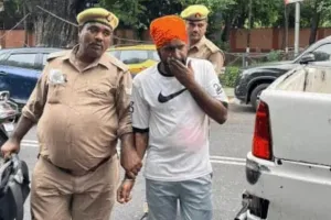 लखनऊः CM आवास के पास महिला ने किया आत्मदाह का प्रयास, खुद पर छिड़का पेट्रोल, पुलिस पर लगाए गंभीर आरोप