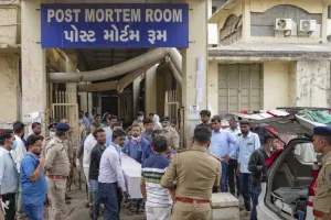 Ahmedabad Plane Crash: 265 में से 6 की हुई पहचान, परिवार को सौंपे गए शव, DNA सैंपलिंग जारी