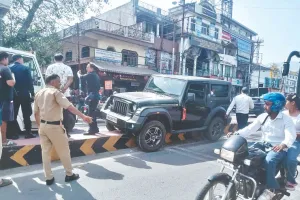 क्लच के बजाय दबाया एक्सीलेटर, डिवाइडर पर चढ़ी थार       